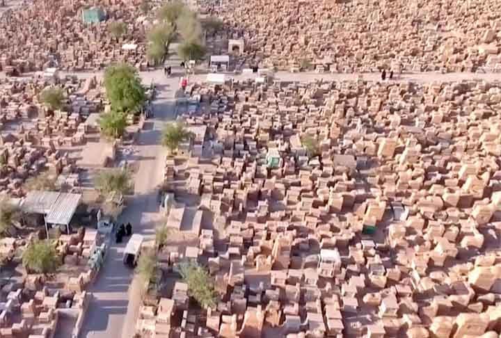 Najah Marza Hamza, gerente de uma empresa funerária, explica que cavar uma sepultura no Wadi-us-Salaam custa 150 mil dinares (cerca de R$ 238 mil), e as lápides têm preços entre 250 mil e 300 mil dinares (equivalente a R$ 397 mil a R$ 476 mil).