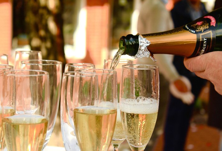O vinho espumante é produzido a partir de uma segunda fermentação, com alto nível de dióxido de carbono e graduação alcoólica de 10° a 13° G.L.