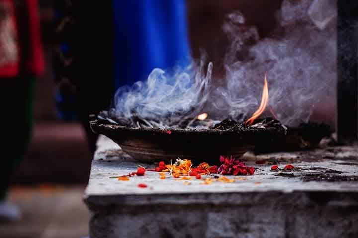 O termo "perfume" tem suas raízes no latim "perfumare", que significa "através da fumaça", originando-se de práticas religiosas antigas que envolviam a queima de substâncias aromáticas para atrair os deuses.-Imagem Freepik