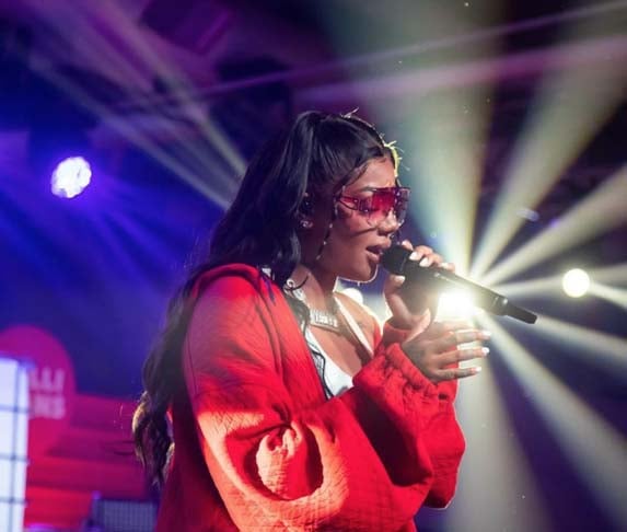 Ludmilla presenteou a amiga com uma orquídea violeta. Preta Gil registrou o momento e fez agradecimento em um story no Instagram. 

