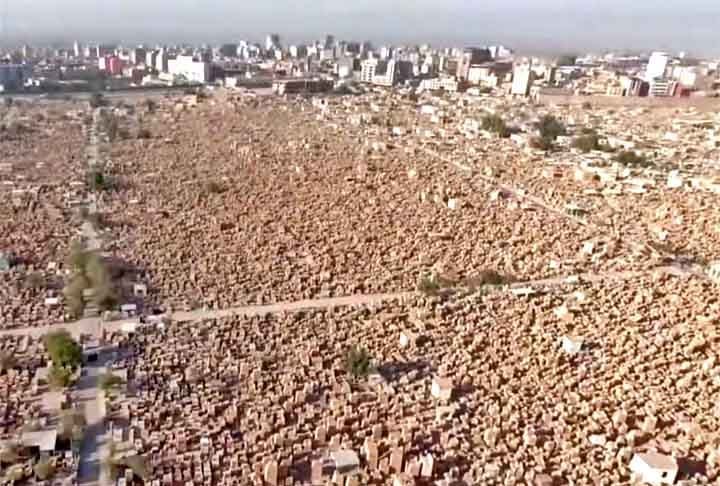 Em 2011, o Iraque apresentou à Unesco uma estimativa de que o cemitério cobre uma área de 917 hectares, equivalente a mais de 1,7 mil campos de futebol, e o descreveu como "o mais antigo e maior cemitério do mundo".