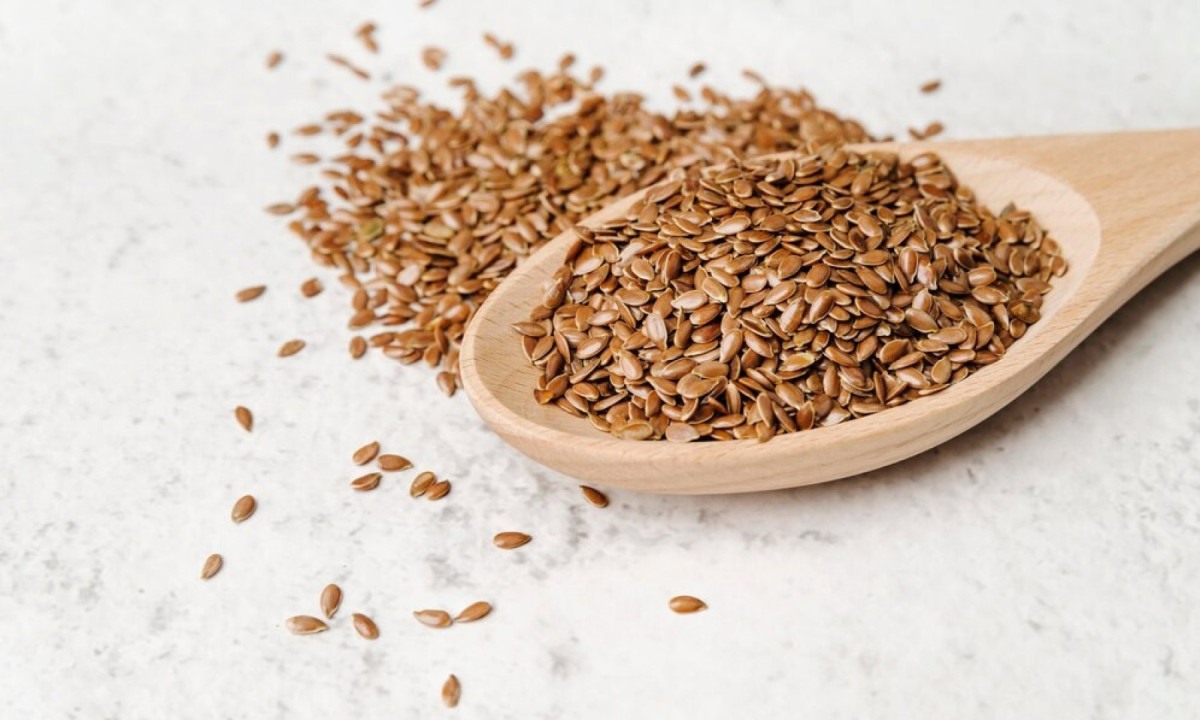 A semente de linhaça possui lignanas, que equilibram o estrogênio de forma natural -  (crédito: FreePik)