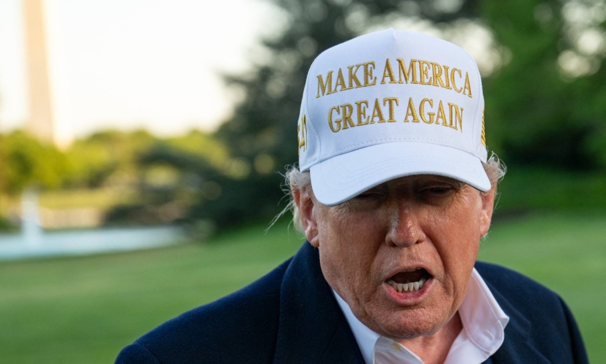 O presidente dos EUA, Donald Trump, fala à imprensa no gramado da Casa Branca, em Washington, em 27 de abril de 2025 -  (crédito: Annabelle GORDON / AFP)