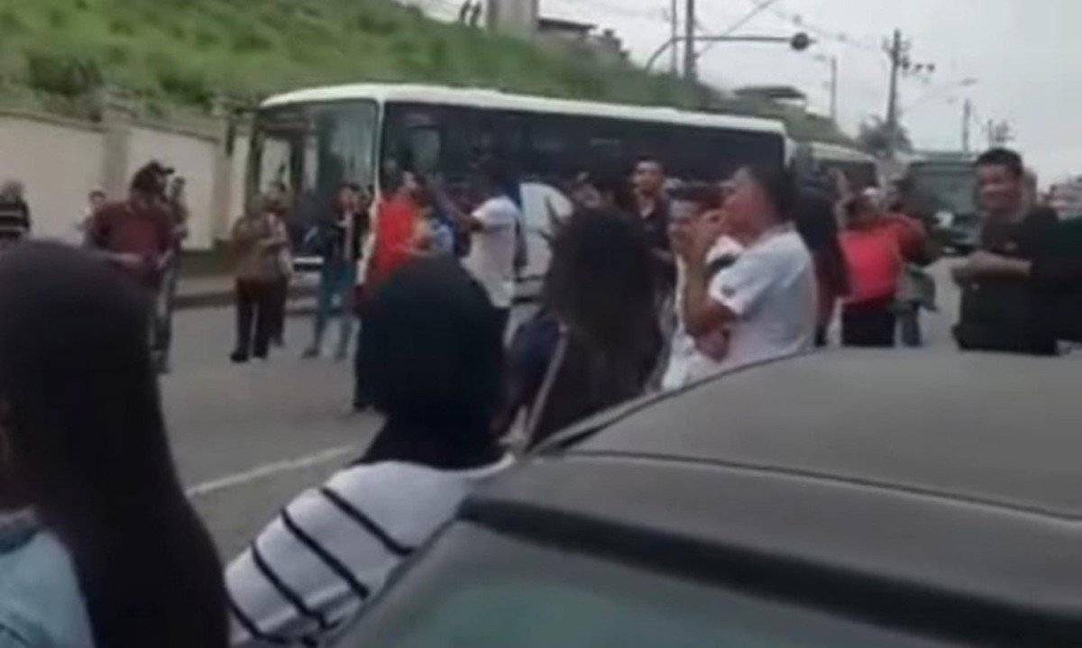Passageiros bloqueiam avenida em protesto contra precariedade do transporte público -  (crédito: Reprodução)