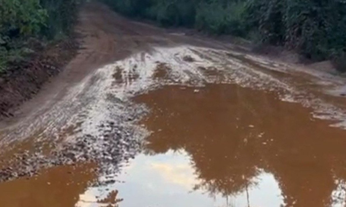 Pessoas que passam pelo trecho que liga Catas Altas à Alvinópolis, na MG-326, denunciam falta de manutenção. O local possui grande fluxo de caminhões pesados  -  (crédito: Crédito: Geraldo Fonseca)