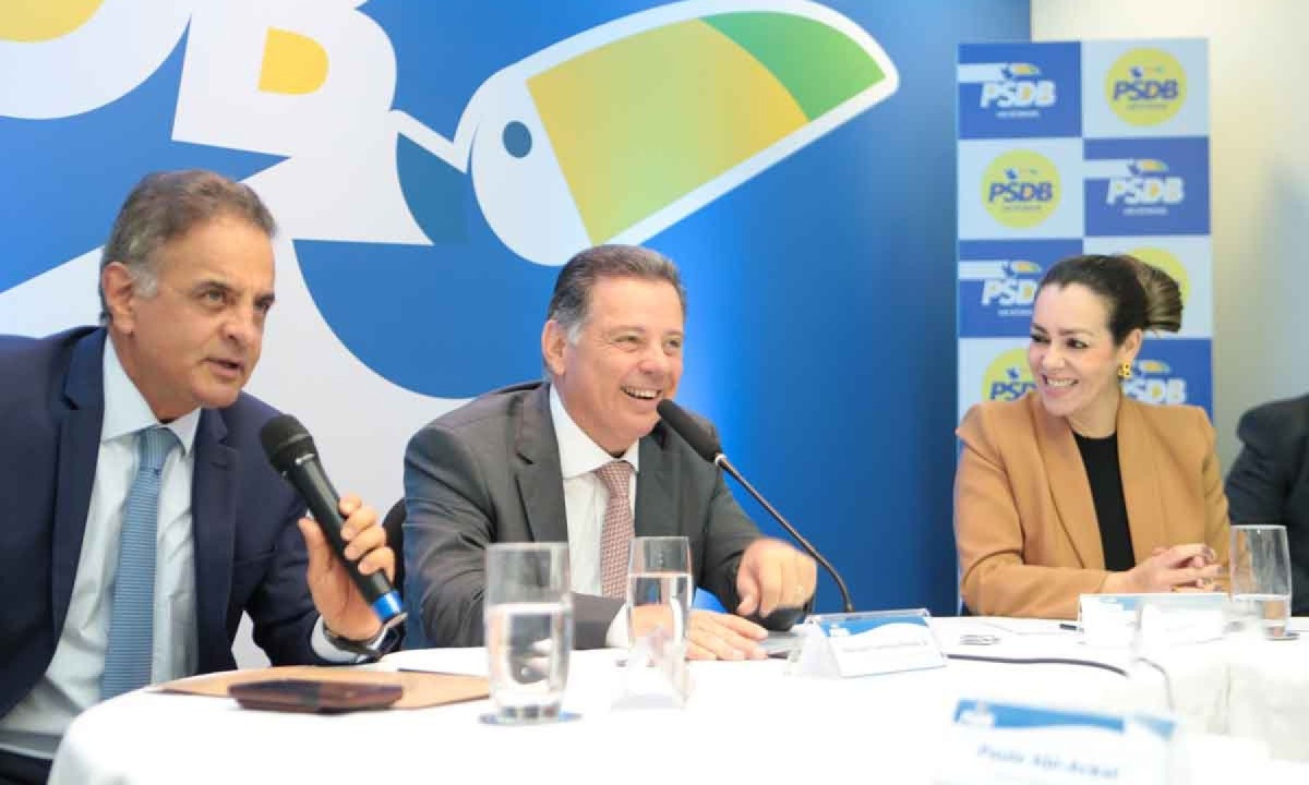 O deputado Aécio Neves e o presidente nacional do PSDB, Marcoi Perillo e a presidente do PSDB-Mulher, Cíntia Ribeiro, após a aprovação da fusão com o Podemos - (crédito: Kiko Scartezini/Divulgação) O deputado Aécio Neves e o presidente nacional do PSDB, Marcoi Perillo e a presidente do PSDB-Mulher, Cíntia Ribeiro, após a aprovação da fusão com o Podemos - (crédito: Kiko Scartezini/Divulgação)