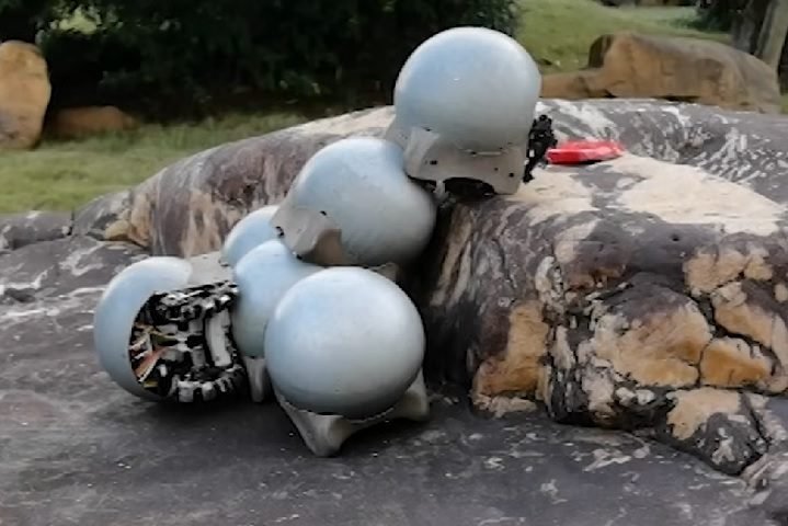 Quando encontram obstáculos difíceis, os robôs caracóis mudam para o "modo forte", no qual eles usam um sistema de sucção a vácuo para se segurar uns aos outros, combinando a força do grupo inteiro.