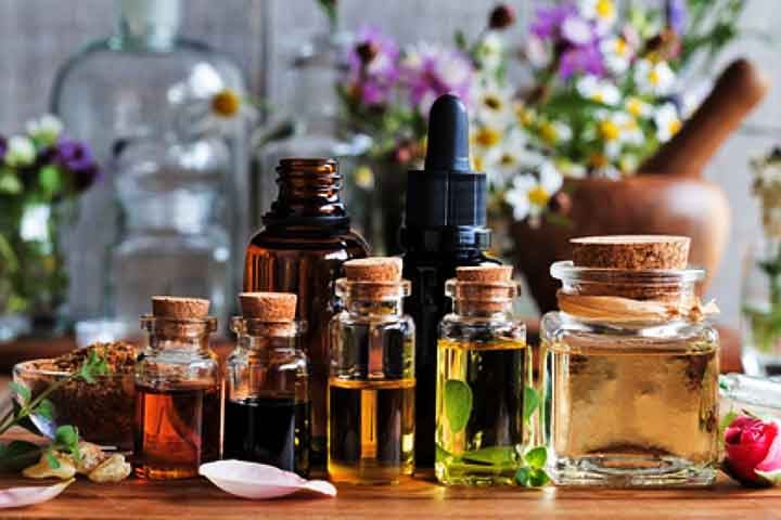 Essas primeiras formas de perfumaria eram simples, baseadas em resinas e madeiras aromáticas. Com o tempo, as fórmulas se sofisticaram, incorporando óleos essenciais, álcool e outros ingredientes naturais ou sintéticos, criando o que hoje conhecemos como perfumes.- Divulgação
