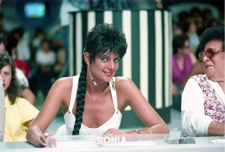 Sônia Lima se dedicou à carreira de modelo, sendo Miss Osasco, em 1978, e manequim no Japão. Apresentou um programa musical na TV Tupi intitulado "Olimpop" antes de chegar ao SBT e ser jurada.