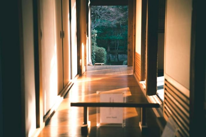 Ao mesmo tempo, há um gosto crescente por linhas minimalistas, grandes janelas e integração entre interior e exterior.