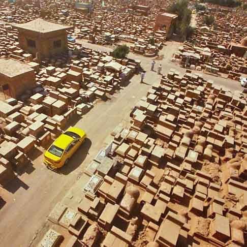 Por conta do volume de visitantes, não é incomum encontrar congestionamentos quilométricos nas imensas avenidas que cortam o cemitério.