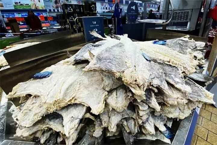 Hoje, é comum encontrar bacalhau de origem certificada, assegurando práticas pesqueiras responsáveis.