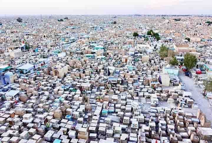 Recentemente, a pandemia de Covid causou um aumento significativo na mortalidade dos iraquianos. "Durante a pandemia de coronavírus, tivemos 5 mil a 6 mil corpos a mais ao longo de um ano", relatou o coveiro Thamer Moussa Hreina.