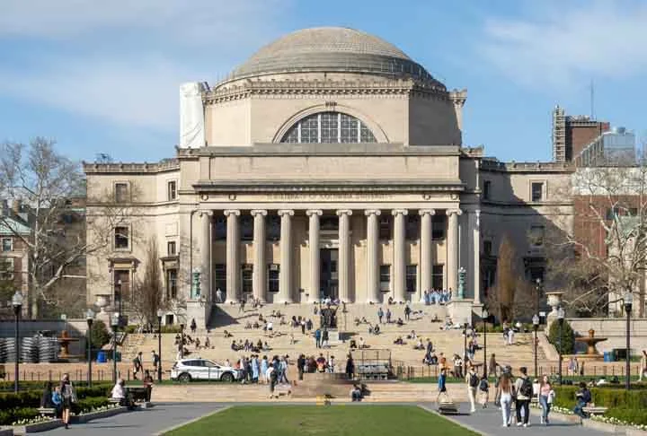 Outro exemplo é a Universidade de Columbia, que cobre o custo total para estudantes de medicina com dificuldades financeiras.