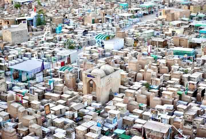 Abu Mehdi al-Mouhandis, tenente iraquiano do influente general iraniano Qassem Soleimani, também está enterrado no cemitério Wadi al-Salam – ambos perderam a vida em um ataque de drone dos Estados Unidos em janeiro de 2020..