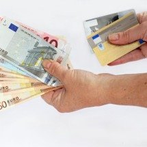 Cartão de viagem internacional ou cash: qual a melhor escolha para viajar? - Astrid860 de Getty Images