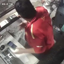 Vídeo: frentista apanha durante assalto em posto de combustíveis em MG - Câmera de monitoramento/Reprodução