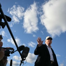 "Eu governo o país e o mundo", diz Trump, que completa 100 dias de mandato