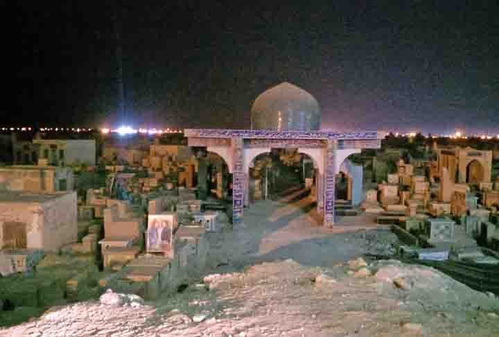 Nesse lugar escuro, cheio de túmulos, abóbadas e catacumbas, as lágrimas e as orações são como a moeda da vida cotidiana.