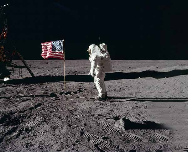 Em 1969, a humanidade pisou na Lua pela primeira vez. Há quadras que falam sobre o homem “deixando seu mundo para tocar os céus prateados”. Embora poético, esse trecho é interpretado por alguns como uma menção ao feito histórico da missão Apollo 11.