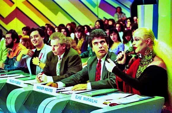No palco, o programa seguia uma estrutura parecida com as atrações radiofônicas. Artistas talentosos e outros nem tanto se apresentavam, enquanto os jurados avaliavam a performance. O maestro José "Zé" Fernandes, a cantora Cláudia Barroso e o compositor Alfredo Borba foram jurados no início.