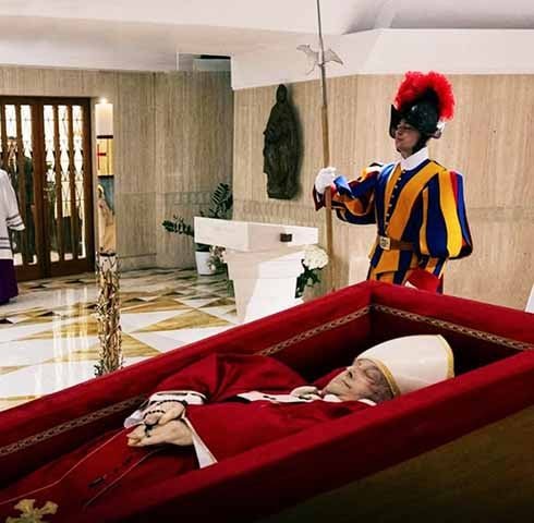 A figura de Nostradamus permanece no limiar entre a poesia e a profecia. A morte do Papa Francisco, como tantos outros episódios históricos, alimenta a narrativa de que ele teria previsto o futuro.