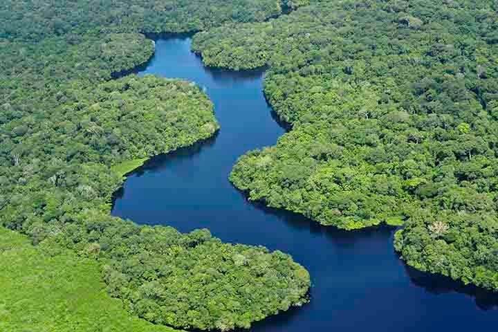 A bacia amazônica é formada pelo rio Amazonas e seus afluentes. Estes estão situados nos dois hemisférios (no hemisfério norte e no hemisfério sul) e, devido a esse fato, o rio Amazonas tem dois períodos de chuvas, pois a época das chuvas é diferente no hemisfério norte e no hemisfério sul.
