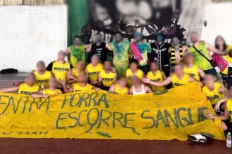 Faculdade expulsa 12 alunos por causa de faixa em alusão a estupro