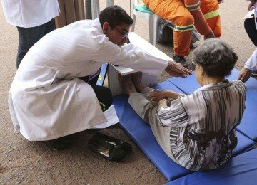 Idosos conscientes adotam atividade física diária, essencial para melhoria da resistência, flexibilidade e equilíbrio, o que reduz o risco de quedas -  (crédito: Valter Campanato/Agência Brasil)