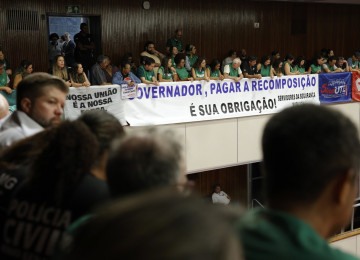 Servidores lotaram as galerias do plenário da Assembleia durante a votação do projeto de reajuste salarial -  (crédito: Elizabete Guimarães/ALMG)