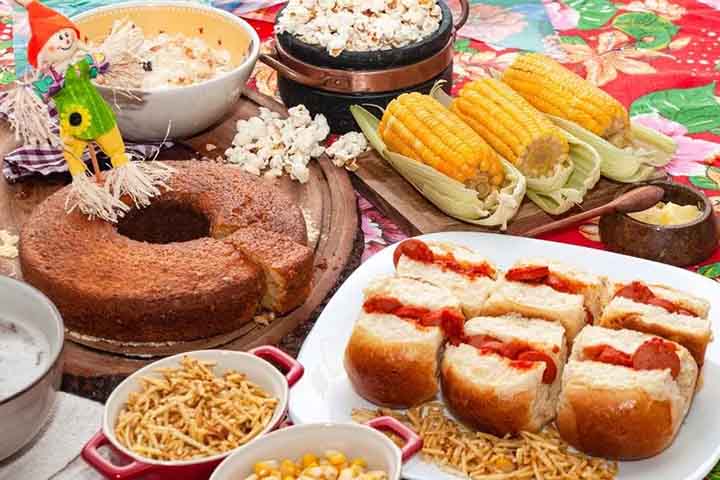Por fim, além de cozido em si, outras comidas derivadas desse grão, como canjica, pamonha, pipoca, curau e o bolo de milho ou fubá, são servidas durante os festejos juninos e julinos.