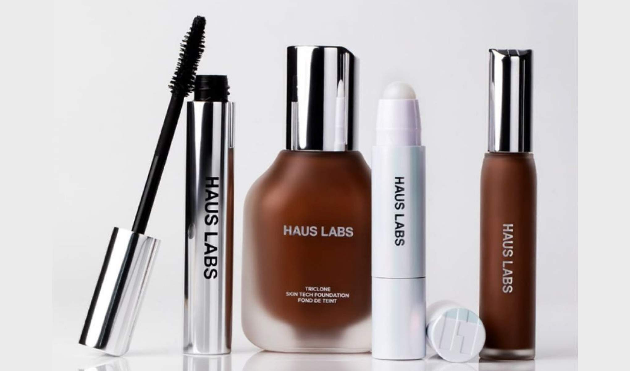 A linha tem itens como base, sombras e gloss brilhantes, além de delineadores, iluminadores e utensílios, como pincéis

