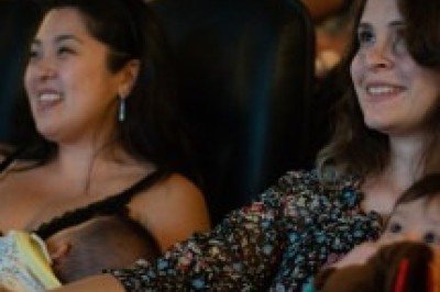 Mães se divertem enquanto assistem filme
