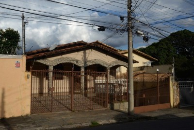 Sede de uma das onze entidades investigadas por suspeita de desconto irregular dos beneficiários do INSS funciona em uma casa na Região Norte de Belo Horizonte -  (crédito: Túlio Santos/EM/D.A.Press)