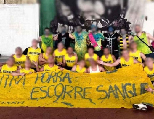 Os alunos foram punidos por ostentar uma faixa, também postada nas redes sociais da Associação Atlética da entidade, com os dizeres com conotações de violência e estupro -  (crédito: Reprodução)