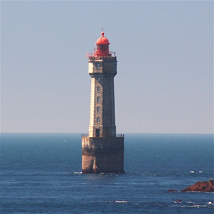 Farol de La Jument, França - Construído entre 1904 e 1911, fica a 2 km da ilha de Ouessant e é um dos faróis mais espetaculares da costa francesa.  