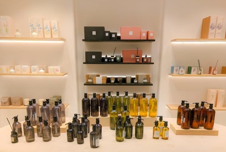 Hoje, a indústria também se preocupa com a sustentabilidade, com muitas empresas buscando fontes renováveis e métodos de produção éticos, respondendo à crescente demanda por produtos ecológicos.-Aknazar Arysbek Unsplash


