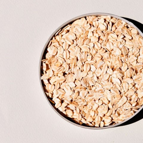 Além disso, a aveia também contém avenantramida, um composto bioativo com ação antioxidante e anti-inflamatória. Ele melhora a função do hormônio insulina e ajuda a controlar a glicemia de pessoas que já possuem diabetes.