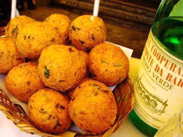 Já no Brasil, o bacalhau se popularizou por meio de influências lusitanas e é figura certa em festas como a Páscoa e o Natal, sendo protagonista em pratos como a bacalhoada e o tradicional bolinho frito.