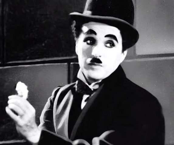 Carlitos - Personagem criado por Charles Chaplin em 1914, é um vagabundo de roupas largas, sapatos rotos e chapéu-coco que age com gentileza e educação. Costuma ser associado a um palhaço pelo jeito engraçado e performático, um ícone do cinema mudo. 