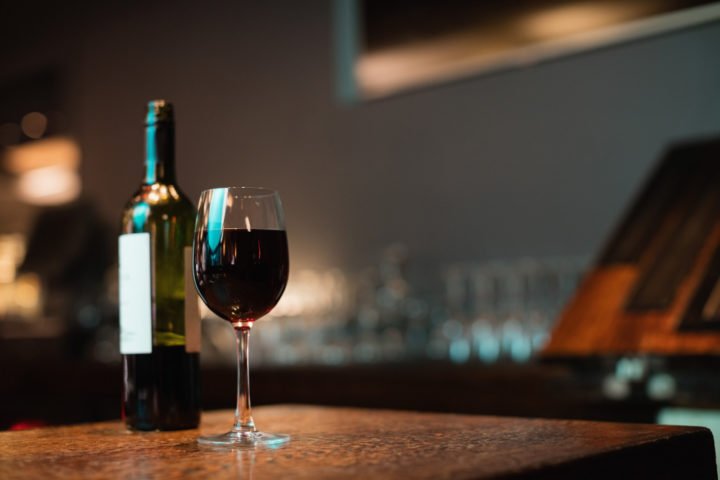 O vinho tinto é produzido com uvas escuras, com longo contato com a casca da fruta. A diferença de tonalidade depende de tipo de fruto, do tempo e do método de envelhecimento.