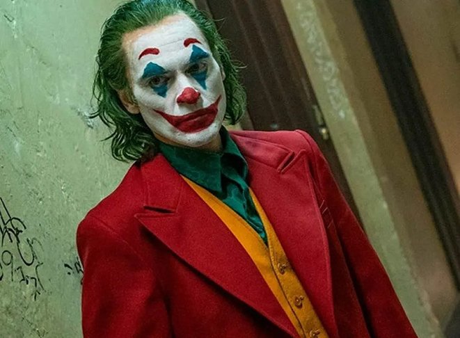  Coringa - O vilão de Batman usa maquiagem de palhaço e, assim como Pennywise, personifica às avessas o personagem que originalmente é associado à alegria e à gentileza. Na foto, Joaquin Phoenix, no papel-título do filme "Coringa" (2019)
