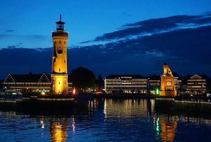 Farol de Lindau, Alemanha - Fica no lago Lindau, na cidade homônima,  fronteira da Alemanha com Áustria e Suíça. Construído em 1856, em frente à estátua de Leão Bávaro, esculpida em mármore para saudar os viajantes que chegavam.  Sua torre de 33m de altura tem grande relógio.
