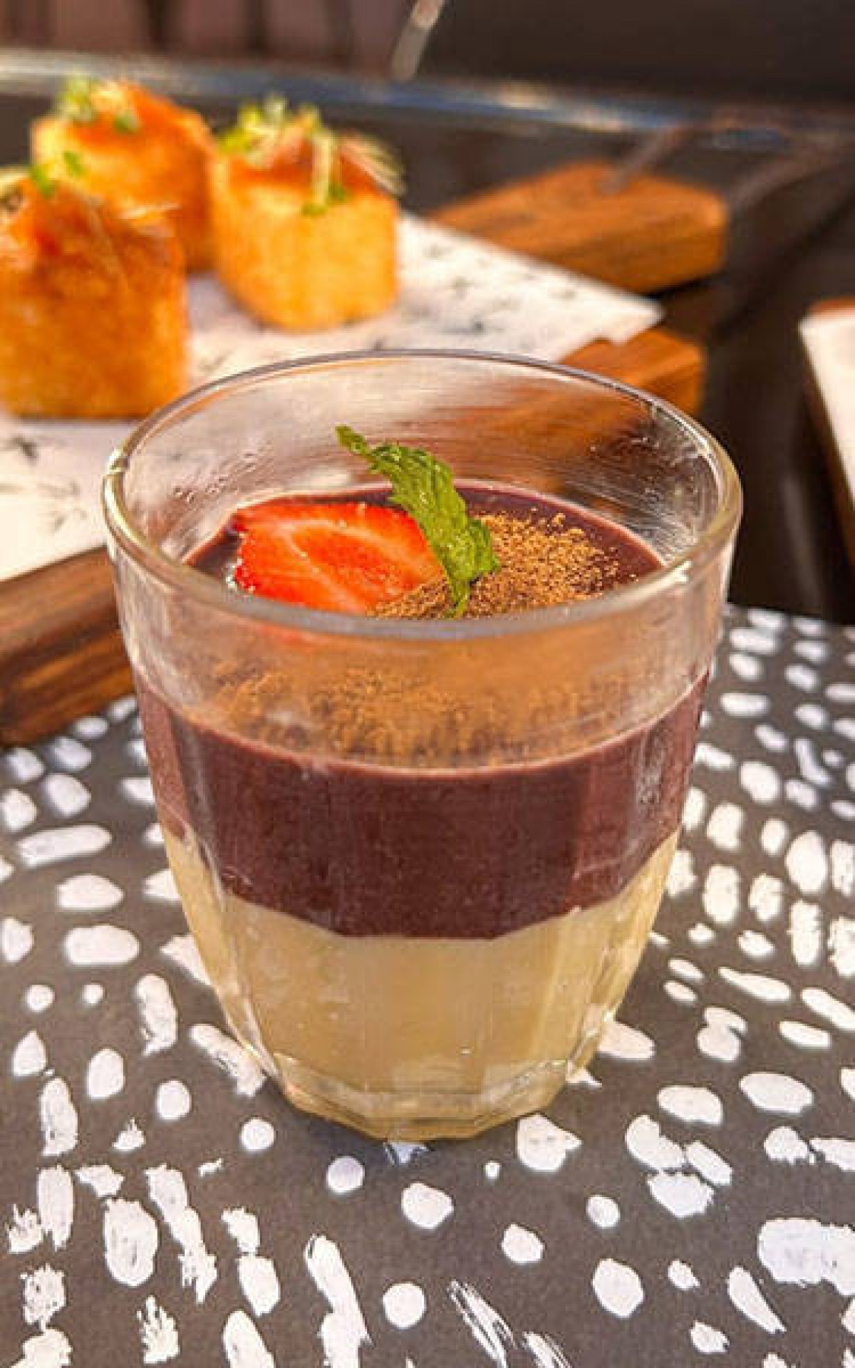 Querida Jacinta – Cream cheese com chocolate branco e calda de açaí com pitada de canela: sobremesa do almoço que mistura doçura e leveza com um toque exótico.
-Querida Jacinta/Reprodução