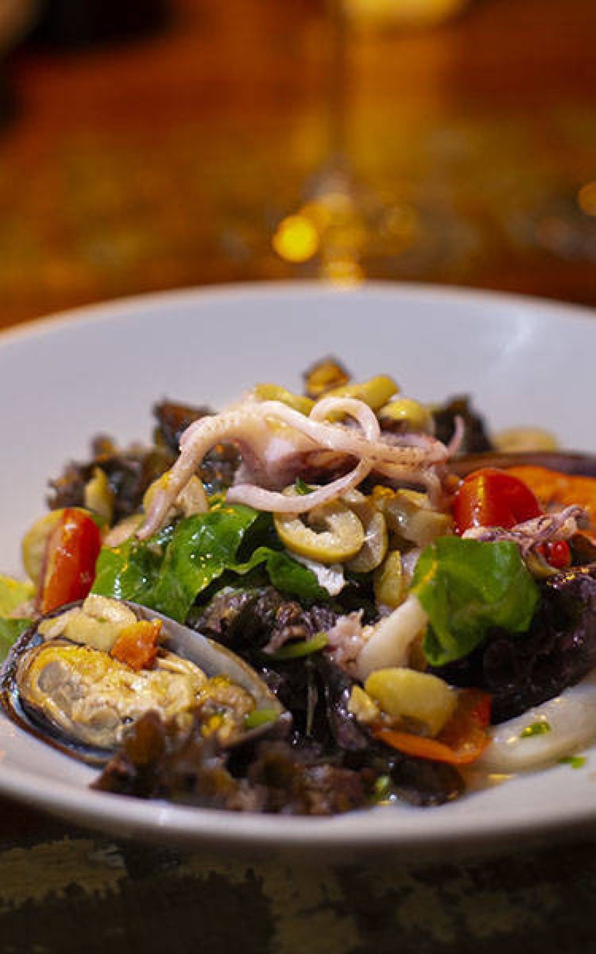 Nonna Carmela - Salada de folhas verdes com vinagrete de lula e mexilhões, tomatinhos e azeitona verde picada: entrada leve e sofisticada, presente nos dois turnos.
-Nonna Carmela/Reprodução 