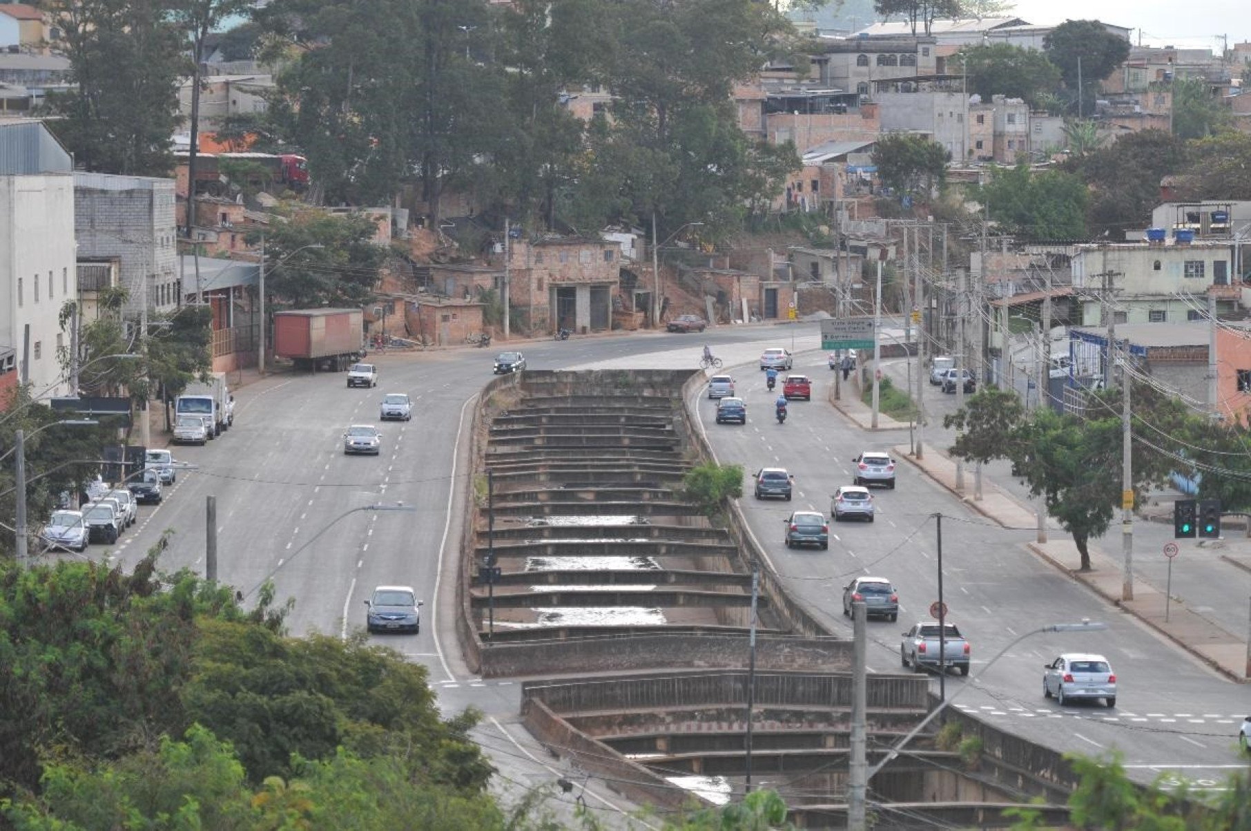 Em segundo lugar, vem a Avenida Teresa Cristina, totalizando 12,317 quilômetros