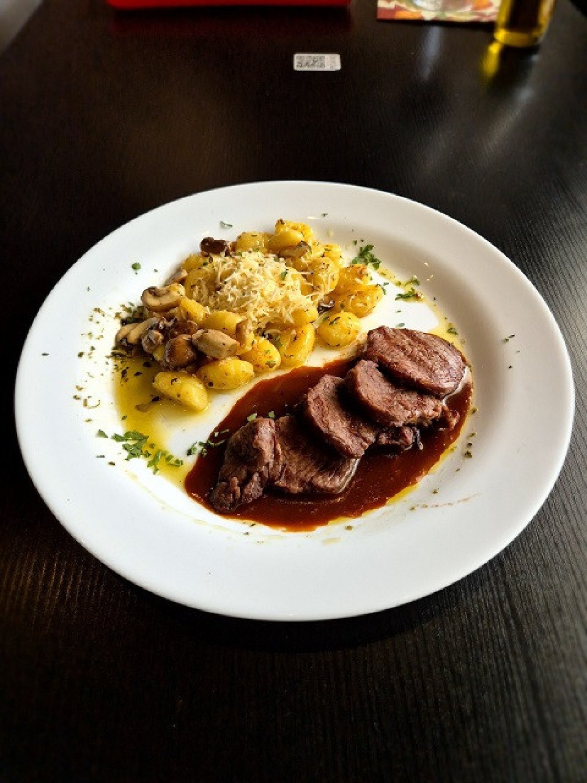 Bordô Gastrô Vino – Escalopes de filé mignon ao molho de buriti, acompanhados de nhoque com cogumelos frescos na manteiga de sálvia: prato principal criativo e aromático para o jantar.-Julio Minchilo/Divulgação 