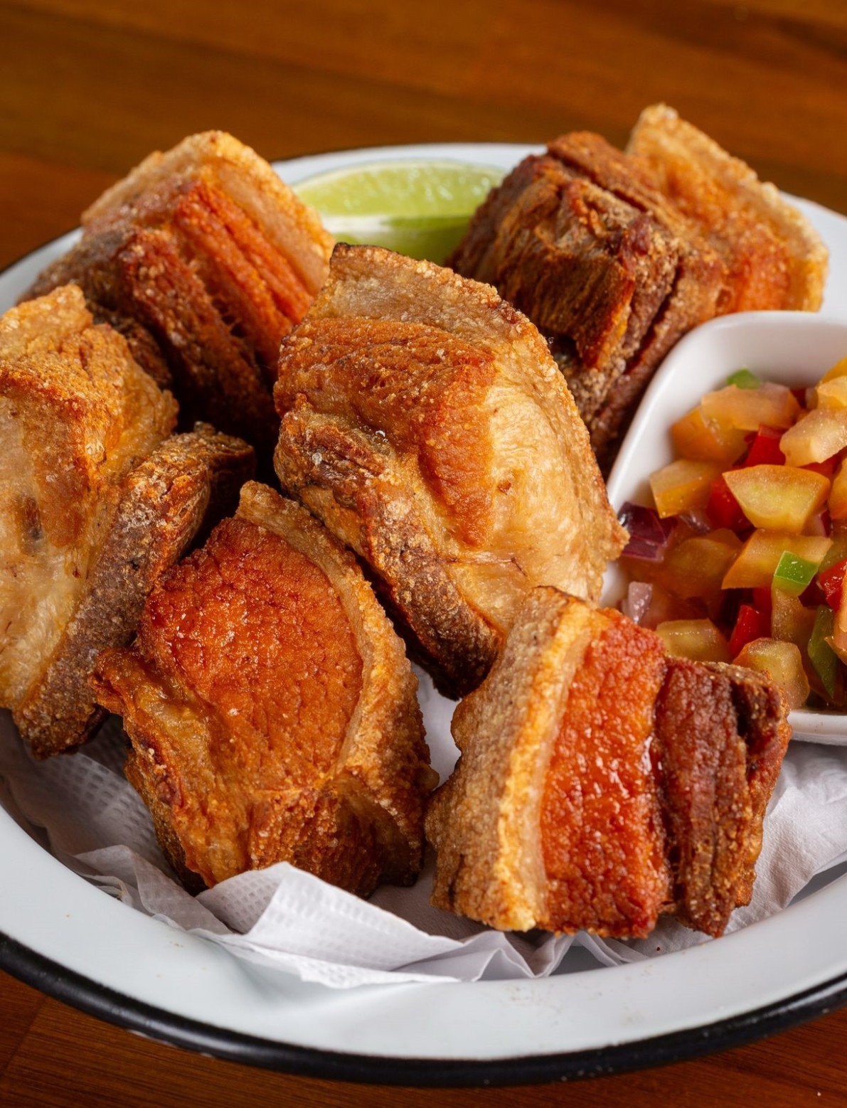 Dirceu Restaurante e Botequim - Torresmo de barriga com vinagrete de abacaxi: um clássico de boteco com toque tropical, servido como entrada no almoço e jantar.-Gilson Judice/Divulgação 