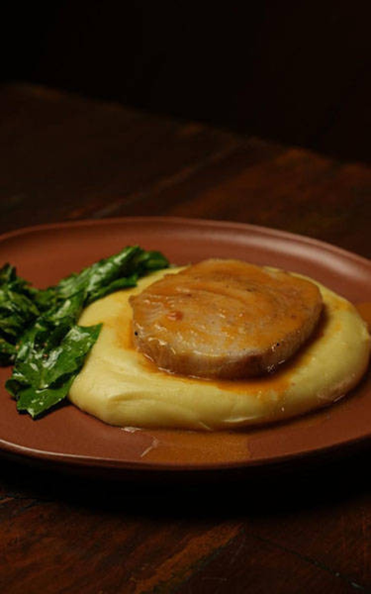 Ancho - Pirarucu na brasa com purê de mandioca, couve e redução de tucupi: o sabor do Norte do Brasil no prato principal do almoço.
-Ancho/Reprodução 