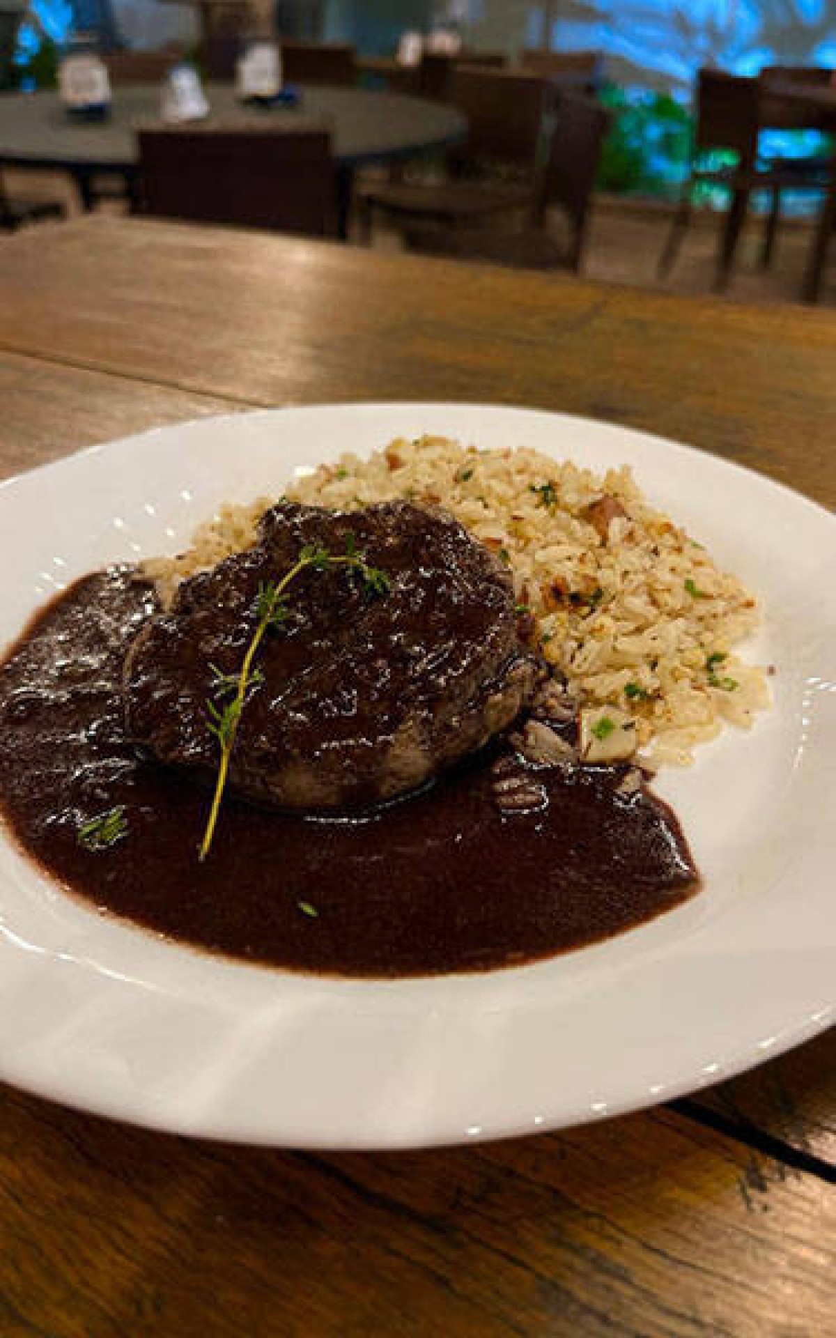 Mudesto - Barro Preto – Steak de filé mignon grelhado ao molho de açaí com arroz de castanhas-do-Pará: combinação entre o sabor amazônico e a tradição mineira no jantar.
-Mudesto - Barro Preto/Reprodução 